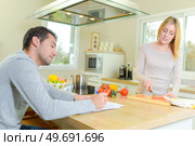 a couple and an invitation list. Стоковое фото, агентство Ingram Publishing / Фотобанк Лори