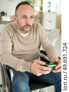 disabled man engrossed in computer game. Стоковое фото, агентство Ingram Publishing / Фотобанк Лори