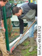 Gardeners putting up a perimeter. Стоковое фото, агентство Ingram Publishing / Фотобанк Лори