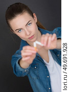 a woman breaks the cigarettes. Стоковое фото, агентство Ingram Publishing / Фотобанк Лори