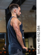 young man execute exercise in fitness center. Стоковое фото, агентство Ingram Publishing / Фотобанк Лори