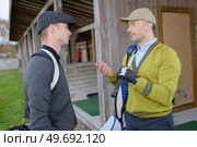 golfer friends talking at golf course. Стоковое фото, агентство Ingram Publishing / Фотобанк Лори