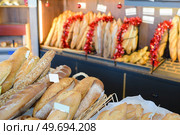 bread displayed in french bakery. Стоковое фото, агентство Ingram Publishing / Фотобанк Лори