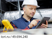 portrait of an electrician using his tablet computer. Стоковое фото, агентство Ingram Publishing / Фотобанк Лори