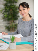 happy office worker reads positive news. Стоковое фото, агентство Ingram Publishing / Фотобанк Лори