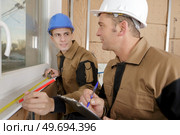 workers working with glass for windows. Стоковое фото, агентство Ingram Publishing / Фотобанк Лори
