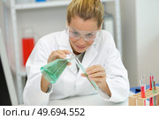 technician working with erlenmeyer flask in laboratory. Стоковое фото, агентство Ingram Publishing / Фотобанк Лори