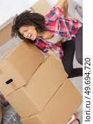 woman with backache while lifting box. Стоковое фото, агентство Ingram Publishing / Фотобанк Лори