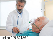 doctor monitoring the patients progress. Стоковое фото, агентство Ingram Publishing / Фотобанк Лори
