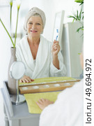 a senior lady with toothbrush. Стоковое фото, агентство Ingram Publishing / Фотобанк Лори