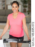 woman training at gym on a stepping machine. Стоковое фото, агентство Ingram Publishing / Фотобанк Лори