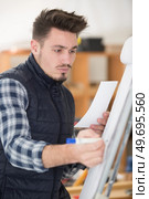 male designesketching on an easel. Стоковое фото, агентство Ingram Publishing / Фотобанк Лори