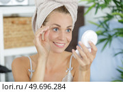 beautiful young woman doing eyebrow correction. Стоковое фото, агентство Ingram Publishing / Фотобанк Лори