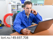 Man on telephone in front of computer. Стоковое фото, агентство Ingram Publishing / Фотобанк Лори