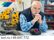 portrait of an industrial worker resting. Стоковое фото, агентство Ingram Publishing / Фотобанк Лори