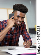 man with phone in an office. Стоковое фото, агентство Ingram Publishing / Фотобанк Лори