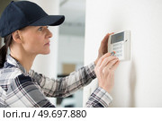woman is seting up a boiler. Стоковое фото, агентство Ingram Publishing / Фотобанк Лори