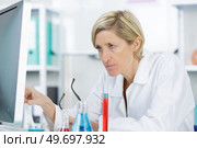 chemist having a problem. Стоковое фото, агентство Ingram Publishing / Фотобанк Лори