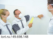 team of painters during wall preparation. Стоковое фото, агентство Ingram Publishing / Фотобанк Лори