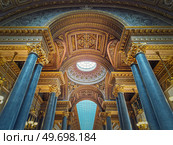Ceiling architectural details with the glass dome and golden ornaments inside the Versailles palace hall, Gallery of Great Battles, the largest room in the castle of the sun king Louis XIV. Стоковое фото, агентство Ingram Publishing / Фотобанк Лори