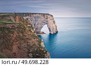 Sightseeing view to the Porte d’Aval natural arch cliff washed by Atlantic ocean waters at Etretat, Normandy, France. Beautiful coastline scenery with famous Falaise d’Aval. Стоковое фото, агентство Ingram Publishing / Фотобанк Лори