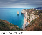 Sightseeing view to the famous rock Aiguille of Etretat in Normandy, France. Limestone cliffs Falaise d’Aval washed by La Manche channel waters. Beautiful coastline scenery. Стоковое фото, агентство Ingram Publishing / Фотобанк Лори