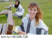 application of varnish on the bench. Стоковое фото, агентство Ingram Publishing / Фотобанк Лори