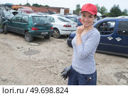 portrait of woman in the garage. Стоковое фото, агентство Ingram Publishing / Фотобанк Лори