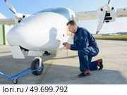 portrait of man maintenance on jet. Стоковое фото, агентство Ingram Publishing / Фотобанк Лори