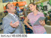 Woman with tablet with nonchalant man. Стоковое фото, агентство Ingram Publishing / Фотобанк Лори