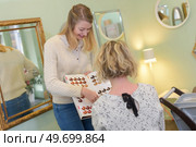 salon client selecting a hair shade. Стоковое фото, агентство Ingram Publishing / Фотобанк Лори