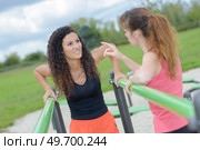 women chatting while practising sport. Стоковое фото, агентство Ingram Publishing / Фотобанк Лори