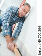 portrait of a carpet fitter. Стоковое фото, агентство Ingram Publishing / Фотобанк Лори