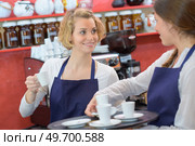two waitresses preparing tray of coffees. Стоковое фото, агентство Ingram Publishing / Фотобанк Лори