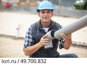 a man builder is holding flue. Стоковое фото, агентство Ingram Publishing / Фотобанк Лори