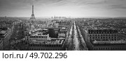 Paris cityscape black and white panorama  with view to the Eiffel Tower, France. Beautiful parisian architecture with historic buildings and landmarks. Стоковое фото, агентство Ingram Publishing / Фотобанк Лори