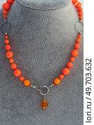 author beautiful  fashionable  necklace with neo orange pearls  demonstrated at model. fashion and jewelry concept. Стоковое фото, агентство Ingram Publishing / Фотобанк Лори