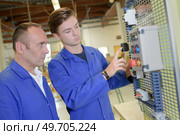apprentices during a class of panel feature demonstration. Стоковое фото, агентство Ingram Publishing / Фотобанк Лори