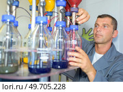 man and color mixture pumps. Стоковое фото, агентство Ingram Publishing / Фотобанк Лори