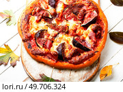 Appetizing pizza with bacon and autumn fruit, figs.. Autumn fruit figs pizza or flatbread. Стоковое фото, агентство Ingram Publishing / Фотобанк Лори