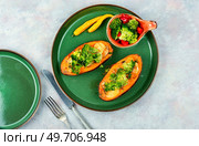 Baked yam or sweet potato stuffed with broccoli and peppers. Vegetarian food. Top view.. Sweet potato stuffed with vegetables. Стоковое фото, агентство Ingram Publishing / Фотобанк Лори
