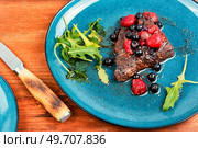 Fried beef fillet medallion steak with berry sauce on the table. Barbecue.. Beef steak in berry sauce. Стоковое фото, агентство Ingram Publishing / Фотобанк Лори