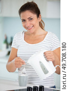 woman with is soaking tea bag preparing hot tea. Стоковое фото, агентство Ingram Publishing / Фотобанк Лори