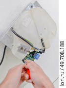 Man repairing a broken hand dryer. Стоковое фото, агентство Ingram Publishing / Фотобанк Лори