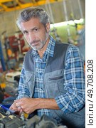 man is fixing defective parts. Стоковое фото, агентство Ingram Publishing / Фотобанк Лори