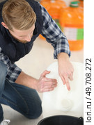 a man holding a container. Стоковое фото, агентство Ingram Publishing / Фотобанк Лори