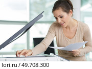 a lady using a photocopier. Стоковое фото, агентство Ingram Publishing / Фотобанк Лори