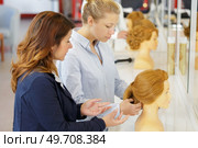 hairdresser in the hairdressing competition. Стоковое фото, агентство Ingram Publishing / Фотобанк Лори