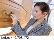 a lady choosing a coffin. Стоковое фото, агентство Ingram Publishing / Фотобанк Лори