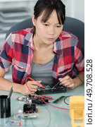computer technician using multimeter to test hard drive. Стоковое фото, агентство Ingram Publishing / Фотобанк Лори